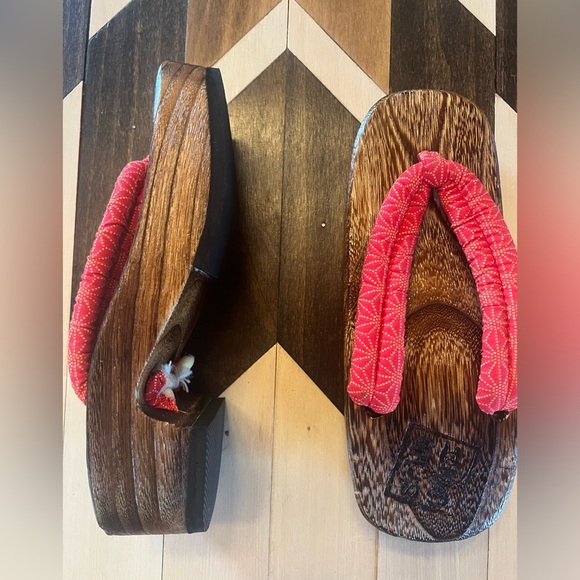 Sanrio Vintage Hello Kitty rare wood Japanese sandles - Picture 3 of 6